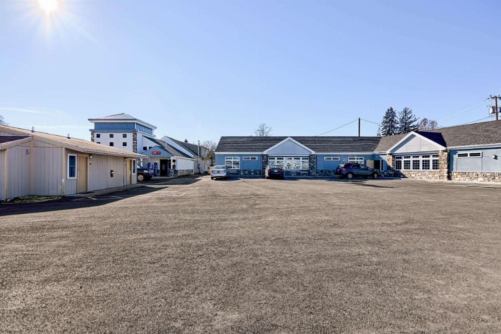Rodeway Inn & Suites Image 7